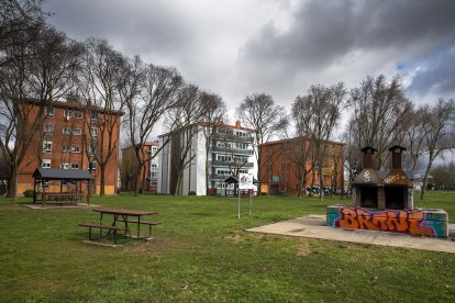 En el barrio se mezclan los edificios que han finalizado su remodelación con los que todavía están a falta de ello.