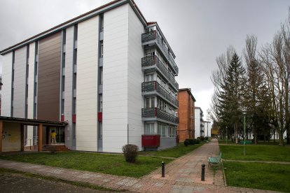 En el barrio se mezclan los edificios que han finalizado su remodelación con los que todavía están a falta de ello.