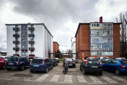 En el barrio se mezclan los edificios que han finalizado su remodelación con los que todavía están a falta de ello.