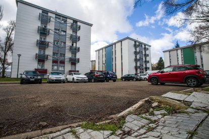 En el barrio se mezclan los edificios que han finalizado su remodelación con los que todavía están a falta de ello.