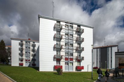En el barrio se mezclan los edificios que han finalizado su remodelación con los que todavía están a falta de ello.
