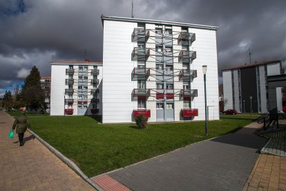 En el barrio se mezclan los edificios que han finalizado su remodelación con los que todavía están a falta de ello.