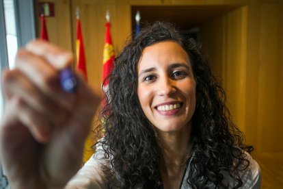Marina mira a cámara con un boli en la mano.