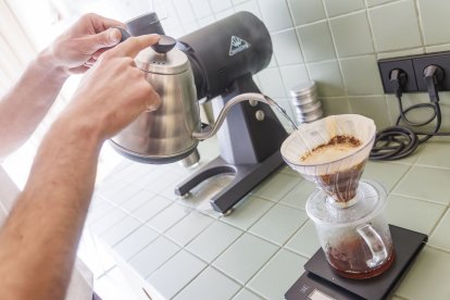 Gabriel prepara un café filtrado.