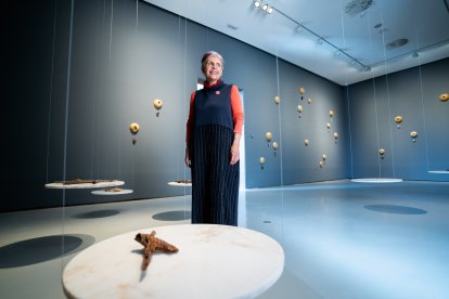 Ataíde posa junto a su instalación.