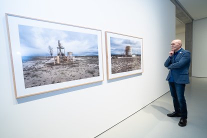 Ricardo González posa con unas de sus fotografías.