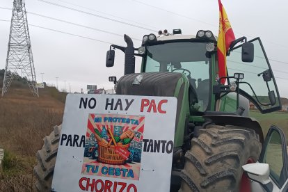 Cartel reivindicativo en un tractor.