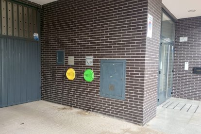 Buzones para la recogida neumática de residuos en la calle Siervas de Jesús.