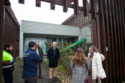 Un momento de la visita a la central de recogida neumática de residuos de la zona sur de Burgos.
