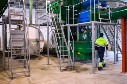 Un momento de la visita a la central de recogida neumática de residuos de la zona sur de Burgos.