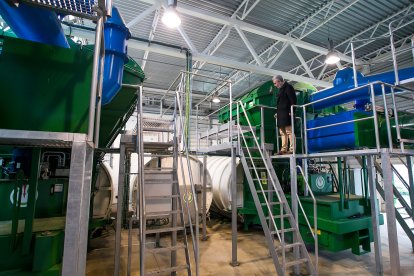 Un momento de la visita a la central de recogida neumática de residuos de la zona sur de Burgos.