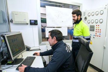 Un momento de la visita a la central de recogida neumática de residuos de la zona sur de Burgos.