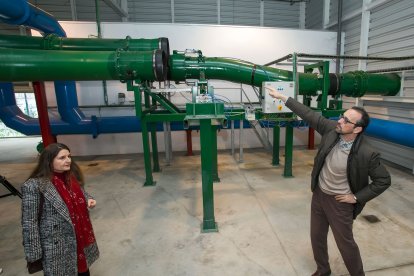 Un momento de la visita a la central de recogida neumática de residuos de la zona sur de Burgos.
