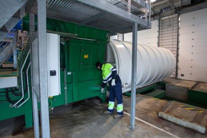 Uno de los operarios controla la maquinaria de la planta de recogida neumática de residuos.