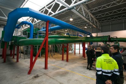 Un momento de la visita a la central de recogida neumática de residuos de la zona sur de Burgos.