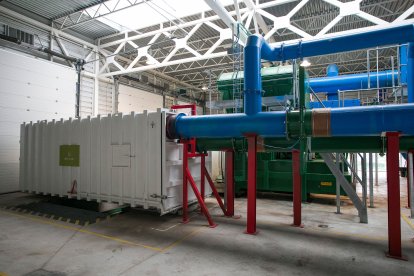 Los contenedores compactan los residuos y el camión pasa a recogerlos cada 15 días aproximadamente.