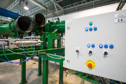 Un momento de la visita a la central de recogida neumática de residuos de la zona sur de Burgos.