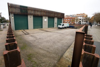 Hasta estas puertas entran los camiones para recoger cada 15 días las fracciones de papel, envases y resto.