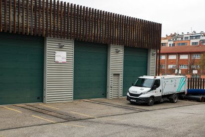Hasta estas puertas entran los camiones para recoger cada 15 días las fracciones de papel, envases y resto.