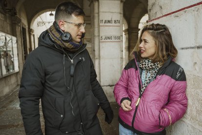 David Pérez Sañudo y Patricia López Arnaiz charlan durante el rodaje de 'Agrio'.