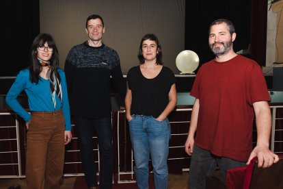 De izquierda a derecha: Elena Davidson (dirección de escena), Javier Castro (director), Edurne Rubio (adaptación) y Sergi Grass (producción).