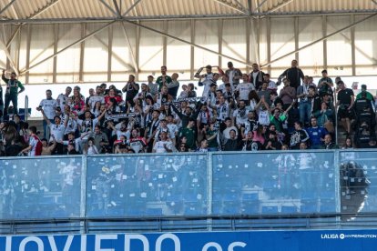 Los aficionados burgaleses se hicieron presentes en la grada del Carlos Tartiere.