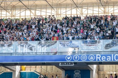 Los aficionados burgaleses se hicieron presentes en la grada del Carlos Tartiere.