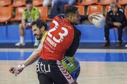 Guilherme Linhares se hace sitio para encarar la portería.