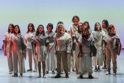 El Coro Ars Nova y en la Orquesta Sinfónica de Burgos, OSBU, forman parte del equipo de 60 personas que han llevado a escena Minatchi.