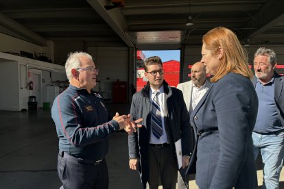 La directora de Protección Civil charla con el jefe provisional de bomberos y el alcalde de Aranda
