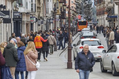 La calle Santander concurrida de peatones y vehículos, en una imagen de archivo.