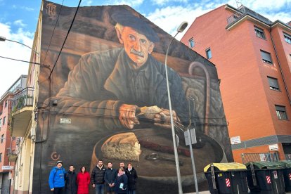 La junta directiva de la asociación junto al artista, el alcalde y el concejal de Barrios