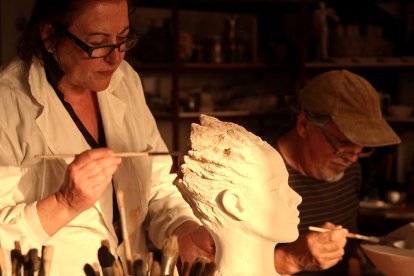 Los artistas que protagonizan el documental, en plena faena creativa.