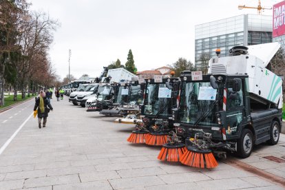 Presentación de los últimos vehículos de recogida de basura y limpieza viaria de Urbaser que han llegado a la ciudad.