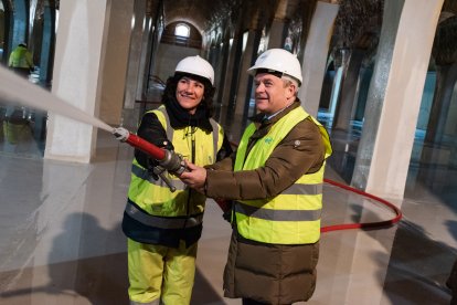 El concejal Fernando Martínez Acitores, junto a una trabajadora del servicio de Aguas de Burgos.