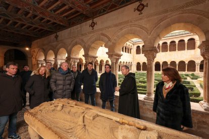 El presidente de la Junta, Alfonso Fernández Mañueco, acompaña al expresidente del Gobierno José María Aznar, en el Monasterio de Silos, con motivo de su visita por Castilla y León