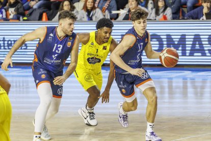 Saint-Supèry, que acabó expulsado con 5 faltas, conduce el balón escoltado por Vilá.