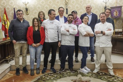 Representantes de la hostelería de la provincia, la IGP de Morcilla, la asociación de Patata de Burgos y los cocineros premiados en el Campeonato provincial y nacional de Tortilla de Patata.e 