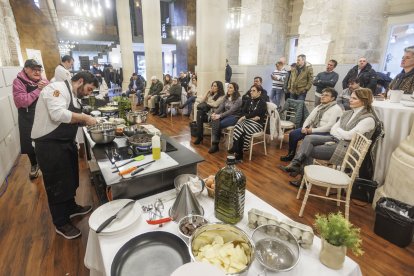 Los cocineros galardonados en la fase provincial y nacional del Campeonato de Tortilla de Patata y las autoridades de Burgos Alimenta, IGP Morcilla, Asociación Patata de Burgos en la presentación.