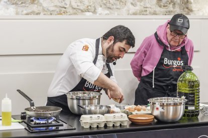 El Campeón Nacional de Tortilla de Patata, Pedro José Román (Restaurante Cañadío) y el organizador de la cita, Javier Izquierdo, durante la MasterClass