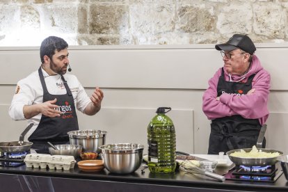 El Campeón Nacional de Tortilla de Patata, Pedro José Román (Restaurante Cañadío) y el organizador de la cita, Javier Izquierdo, durante la MasterClass