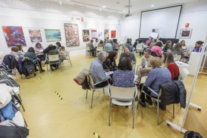 Cada 'libro' conversa con los lectores en pequeños corros