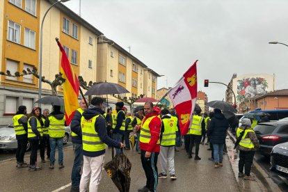 Un centenar de agricultores ha acompañado a los detenidos al Juzgado