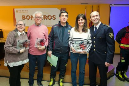 El jefe de bomberos -derecha-, junto al presentador del evento y los reconocidos por su colaboración con el cuerpo: Ana García (Ronco Teatro), Vicente Arnaiz y Vanesa Pérez (Hierros Foro).