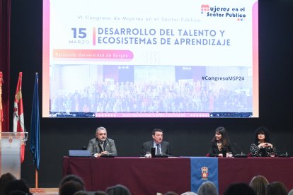 El consejero de la Presidencia, Luis Miguel González Gago, inaugura el VI Congreso de Mujeres en el Sector Público.