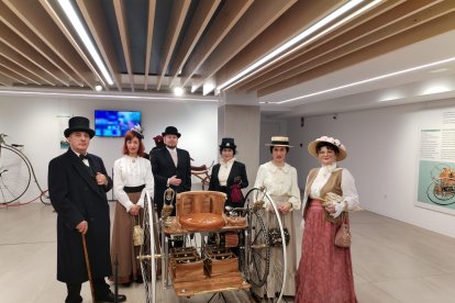Hay quien ha aprovechado la exposición del primer coche eléctrico para vestirse de época.