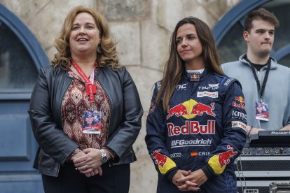 Cristina Ayala y Cristina Gutiérrez, durante el homenaje a la piloto en Burgos.
