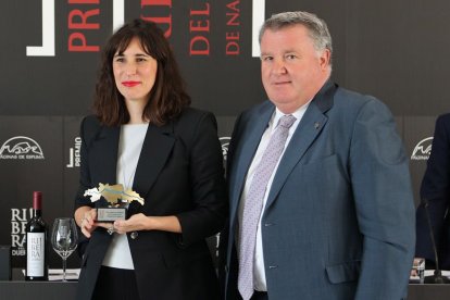 Magalí Etchebarne recogió el premio de manos de Enrique Pascual, presidente del Consejo Regulador de la Denominación de Origen Ribera del Duero.