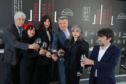 La ganadora brinda con el jurado, Enrique Pascual y el editor Juan Casamayor (derecha).