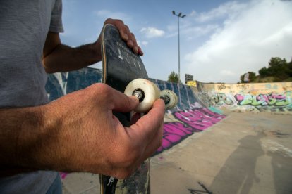 Un usuario de la pista de skate de San Isidro muestra los estragos que causa su estado.